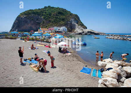 Le persone in spiaggia balneare, villaggio di pescatori Sant' Angelo, Ischia Island, Golfo di Neapel, Italia Foto Stock