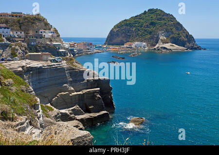 Il pittoresco litorale di Sant' Angelo, Ischia Island, Golfo di Neapel, Italia Foto Stock