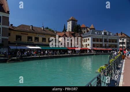 Negozi e caffetterie nei canali di Annecy Francia Foto Stock