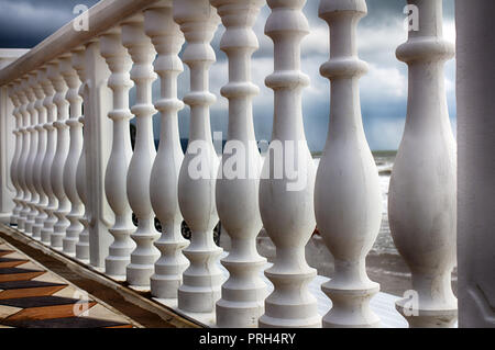 Una fila di cemento bianco balaustre sul lungomare di close-up. Foto Stock