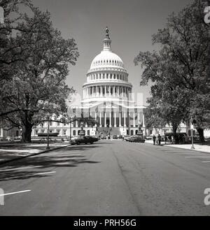 Degli anni Cinquanta, storico vista del Campidoglio degli Stati Uniti, un edificio dove il Congresso americano incontra. La Camera dei Rappresentanti e del Senato incontrano lì ed è il centro del ramo legislativo del governo federale degli Stati Uniti, Foto Stock