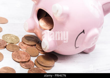 Aprire Rosa Piggybank giacente sul lato - bottino Salvadanaio Concept Foto Stock