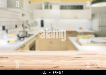Tavolo in legno contatore con blur cucina per Montage prodotti pubblicità display del modello dello sfondo. Foto Stock