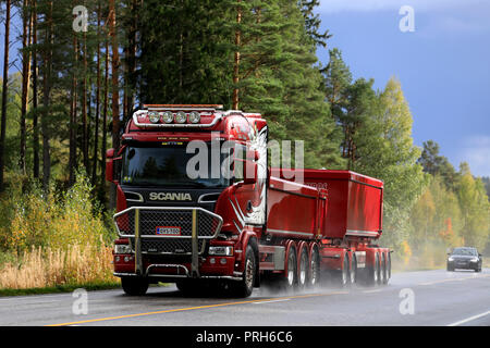 Salo, Finlandia - 28 Settembre 2018: Rosso Scania R730 Carrello e ghiaia rimorchio per calcare di raggio R Aalto su strada bagnata in autunno nel sud della Finlandia. Foto Stock