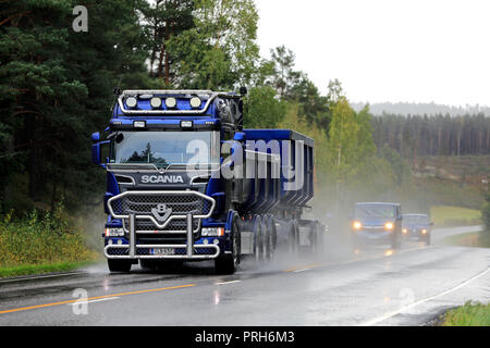 Salo, Finlandia - 28 Settembre 2018: blu personalizzato Scania R carrello e ghiaia di rimorchio Kuljetusliike Markus Hanninen Oy su strada bagnata in autunno la pioggia. Foto Stock