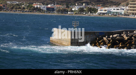 Kea Isola Grecia faro alla fine del molo Foto Stock