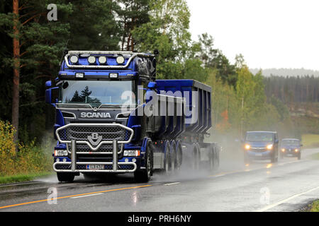 Salo, Finlandia - 28 Settembre 2018: blu personalizzato Scania R carrello e ghiaia di rimorchio Kuljetusliike Markus Hanninen Oy su strada bagnata in autunno la pioggia. Foto Stock