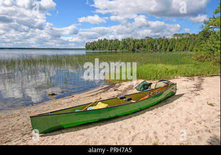 Il caricamento della canoa sulla riva del lago Basswood in Provincila Quetico Park in Ontario Foto Stock