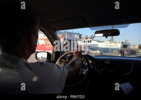 Lavrio Port Attica Grecia pilota attende a bordo della vettura su traghetto Foto Stock