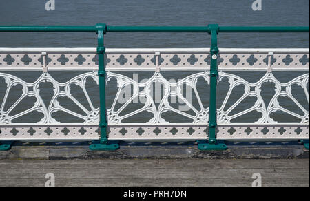 Multicolore di ghisa verniciata balaustra e ringhiere con motivo tradizionale lungo il bordo del molo, Penarth, Galles del Sud Foto Stock