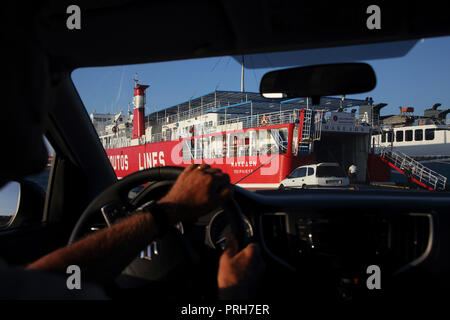 Lavrio Port Attica Grecia pilota attende a bordo della vettura su traghetto Foto Stock