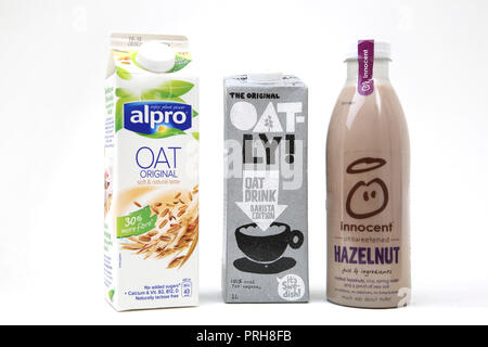 Bevande Vegan Alpro Oat originale, l'originale Oatly e innocente non zuccherato alternativa di nocciole al latte Foto Stock