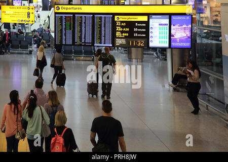 Inghilterra Heathrow Airport Terminal Due Passeggeri in direzione di partenza Lounge Partenze Board Foto Stock