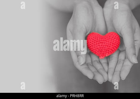 Cuore in mano la ragazza per dare condividere amore per altro concetto con spazio di copia Foto Stock