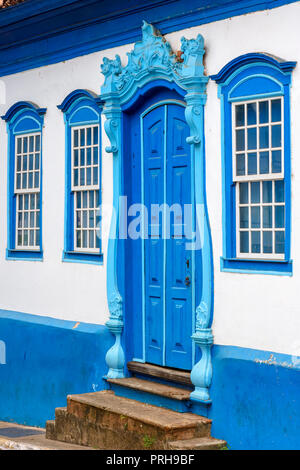 La facciata della vecchia casa in stile coloniale in colori blu e bianco nella città di Sabara, Minas Gerais Foto Stock