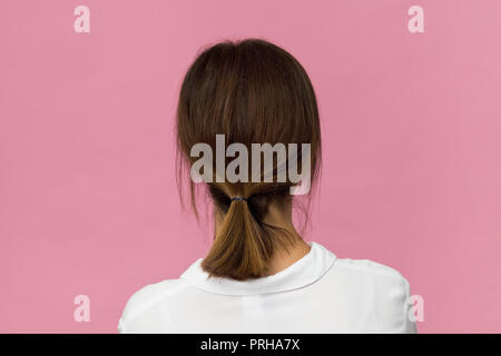 Vista posteriore della giovane donna con capelli castani. Lei è in attesa di qualcuno Foto Stock