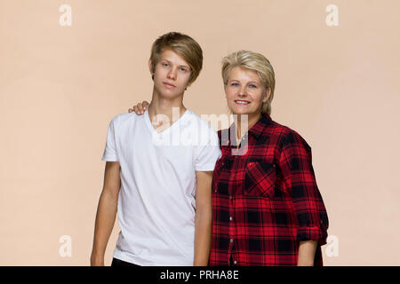 Ritratto di famiglia. Sorridente madre e figlio di indossare un abbigliamento informale Foto Stock