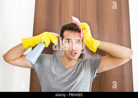 Frustrati giovane azienda attrezzature per la pulizia. Tempo di pulizia Foto Stock