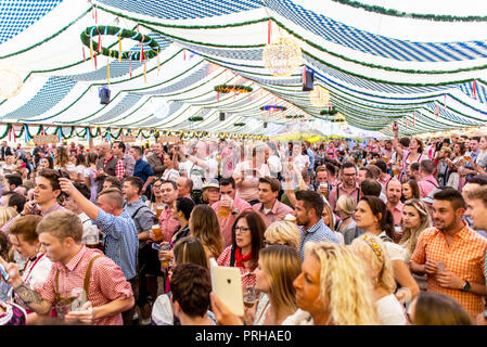 Koblenz Germania -26.09.2018 persone festa al Oktoberfest in Europa durante un concerto tipica birra tenda scena. Foto Stock