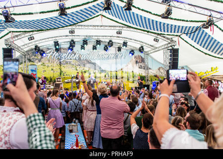 Koblenz, Germania 26.09.2018 Grande folla esulta sulla band tedesca cantante mickie krause durante il più grande Oktoberfest annuale festa con birra tradizionale, Foto Stock