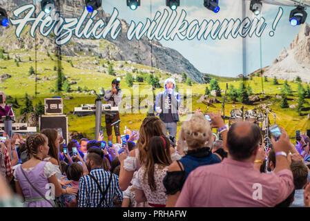 Koblenz, Germania 26.09.2018 Grande folla esulta sulla band tedesca cantante mickie krause durante il più grande Oktoberfest annuale festa con birra tradizionale, Foto Stock