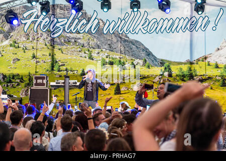 Koblenz, Germania 26.09.2018 Grande folla esulta sulla band tedesca cantante mickie krause durante il più grande Oktoberfest annuale festa con birra tradizionale, Foto Stock