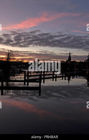 Un inverno di crepuscolo sopra Marlow e Chiesa di Tutti i Santi sul fiume Tamigi nel Buckinghamshire, Inghilterra. Foto Stock