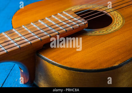 Una vista della vecchia chitarra classica closeup Foto Stock