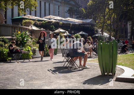 I visitatori al Bryant Park di New York di Domenica, Settembre 30, 2018 Approfittate del caldo autunno meteo. (© Richard B. Levine) Foto Stock