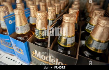 Sei confezioni di marche di costellazione' Modelo marca di birra in un supermercato a New York martedì 2 ottobre, 2018. (Â© Richard B. Levine) Foto Stock