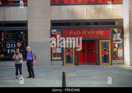 Segnaletica in Rockefeller Plaza di New York annuncia il ritorno imminente nel novembre del giocattolo emporium FAO Schwarz, visto su Domenica, Settembre 30, 2018. Tre anni dopo aver chiuso le sue porte sulla Quinta Avenue il rivenditore è stato riesumato da ThreeSixty Group che ha acquistato il marchio da Toys R Us nel 2016. (© Richard B. Levine) Foto Stock