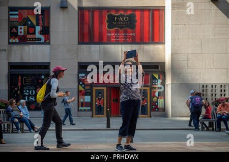 Segnaletica in Rockefeller Plaza di New York annuncia il ritorno imminente nel novembre del giocattolo emporium FAO Schwarz, visto su Domenica, Settembre 30, 2018. Tre anni dopo aver chiuso le sue porte sulla Quinta Avenue il rivenditore è stato riesumato da ThreeSixty Group che ha acquistato il marchio da Toys R Us nel 2016. (© Richard B. Levine) Foto Stock