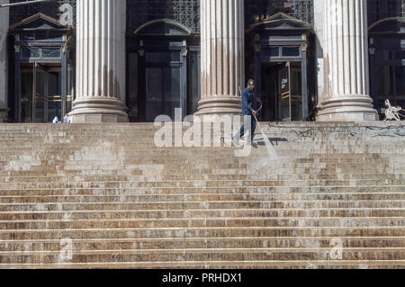 Un lavoratore lavaggi di potenza le fasi del James Farley Post Office in New York, presto per essere la stazione di Moynihan, domenica 30 settembre, 2018. (Â© Richard B. Levine) Foto Stock