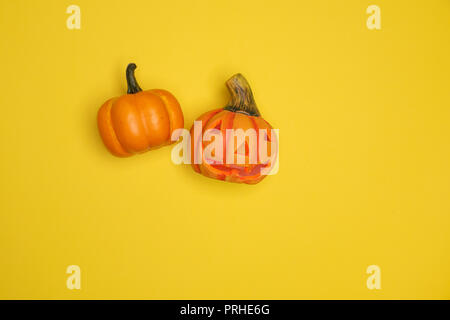 Halloween zucca scolpita divertenti e simpatici volti. In autunno la tradizione e il simbolo. Foto Stock