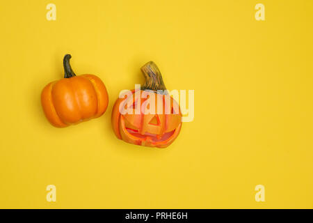 Halloween zucca scolpita divertenti e simpatici volti. In autunno la tradizione e il simbolo. Foto Stock