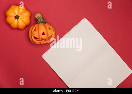 Halloween zucca scolpita divertenti e viso carino lungo con piena intatto zucca lungo le note Foto Stock