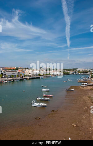 Tavira Paesaggio con fiume Gilao e Forze Armate Bridge Tavira Algarve Portogallo vista di south bank di rio gilao fiume nel centro della città di t Foto Stock