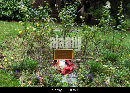 Targa per i soldati della Birmania a Holly Sepolchre Northampton rose rosse di Poppy fiori storia piantato croce attraversa il giardino esterno Foto Stock