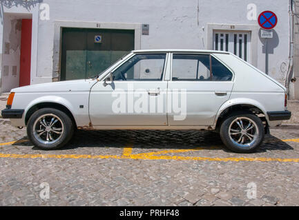 Vecchio arrugginito bianco orizzonte di Talbot Motor Car Tavira portogallo driver sinistra vista laterale del vecchio registrato portoghese arrugginimento guida a sinistra lhd quattro porta tal Foto Stock