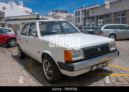 Vecchio arrugginito bianco orizzonte di Talbot Motor Car Tavira portogallo anteriore destro lato passeggeri in vista della vecchia registrato portoghese arrugginimento guida a sinistra lhd fou Foto Stock