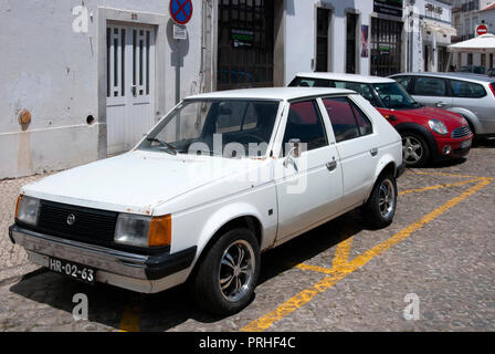 Vecchio arrugginito bianco orizzonte di Talbot Motor Car Tavira portogallo anteriore sinistro lato driver Vista della vecchia registrato portoghese arrugginimento guida a sinistra lhd quattro do Foto Stock