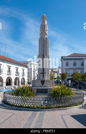 Marmo bianco memoriale per i morti della Grande Guerra Piazza della Repubblica città di Tavira portogallo bella bianca pietra di marmo war memorial monument cenotafio Foto Stock