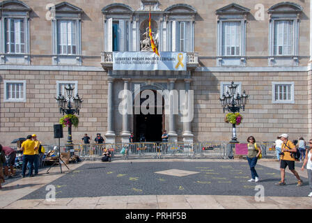 Il Palazzo della Presidenza per la generalità della Catalogna Plaça de Sant Jaume Barcellona Spagna vista esterna della facciata neoclassica pillared entr Foto Stock