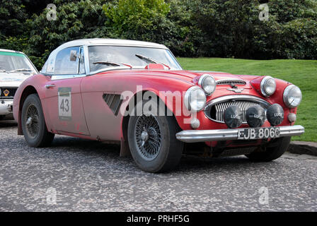 1965 Red Austin Healey 3000 Mk III Classic auto sportive fuorigioco anteriore lato destro driver vista laterale del 1965 red Austin Healey 3000 mark 3 classic britis Foto Stock