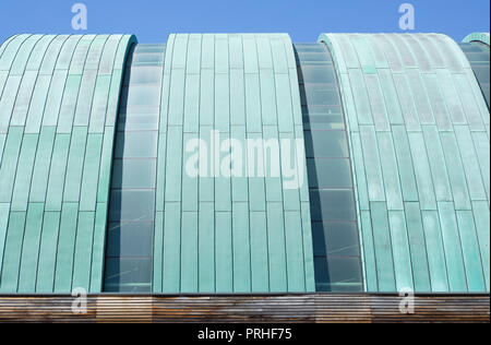 Metallo curvato-tetto rivestito di LC2 leisure center building, Swansea Foto Stock