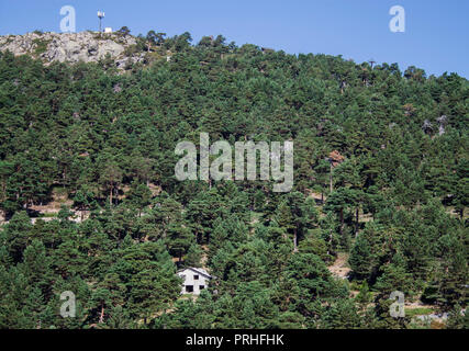 Un edificio bianco sulla bella collina e pineta nella Sierra de Guadarrama, vicino a Madrid, Spagna, Europa. La natura dello sfondo. Foto Stock