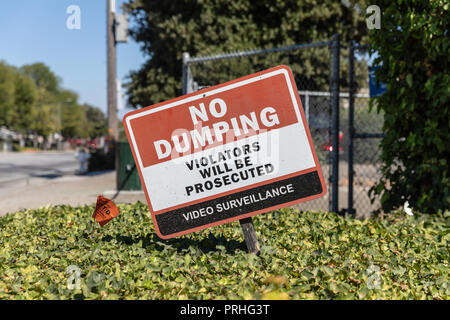 Nessun dumping - i trasgressori saranno perseguiti a norma di legge - Video sorveglianza, segno; CALIFORNIA, STATI UNITI D'AMERICA Foto Stock