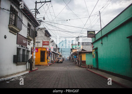 Tipica scena di strada con vedute di un vulcano nella piccola città di Ciudad Vieja, al di fuori di Antigua Guatemala. Foto Stock