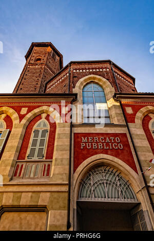 Italia Piemonte Vercelli Via Verdi Torre Avogadro mercato pubblico Foto Stock