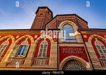 Italia Piemonte Vercelli Via Verdi Torre Avogadro mercato pubblico Foto Stock